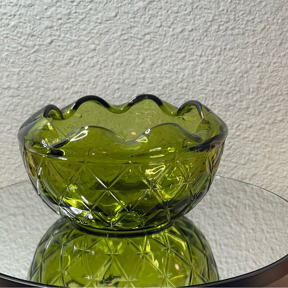 Vintage Emerald Green Pressed Glass Bowl — Diamond Starburst Pattern